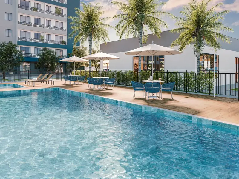 Piscinas adulto e infantil do Hype Condomínio Clube, com deck, coqueiros e guarda-sóis