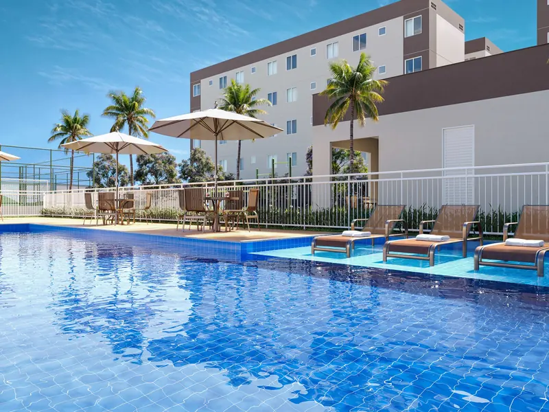 Piscina do Vitória Íris, com deck, espreguiçadeiras e guarda-sóis